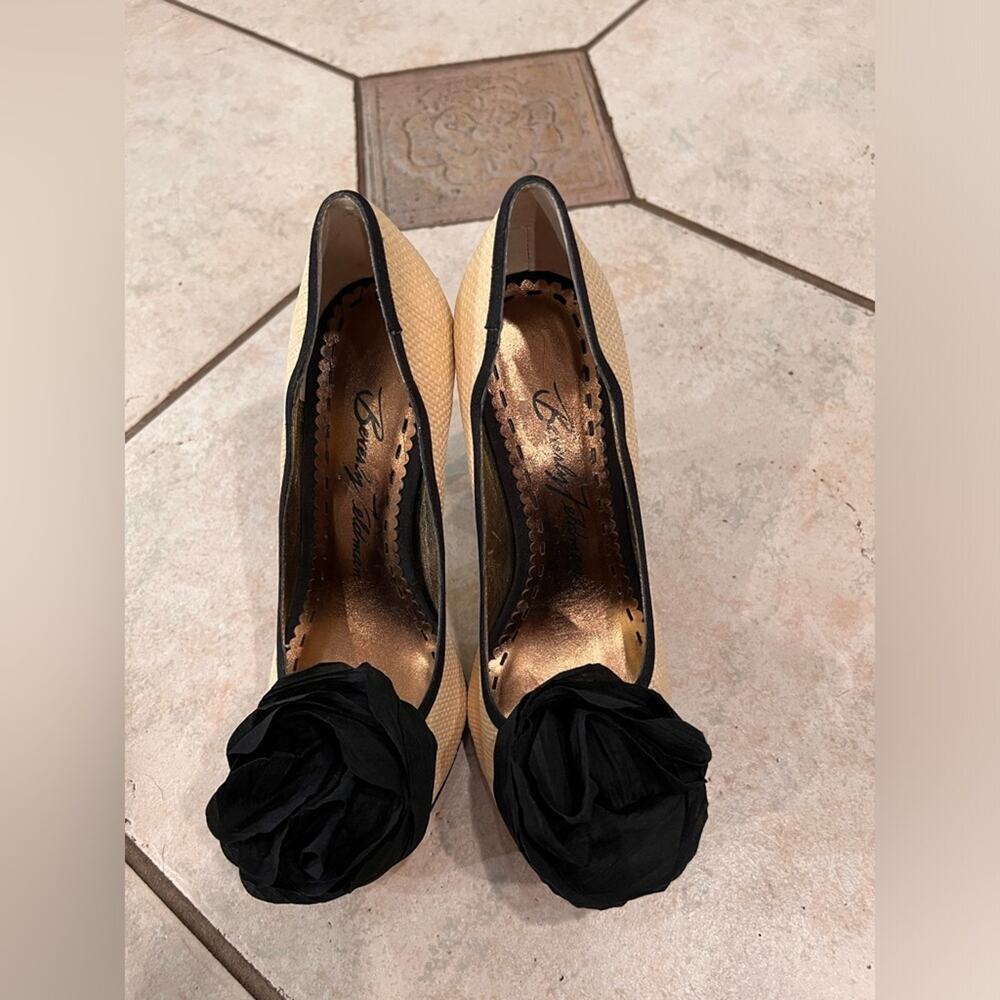Beverly Feldman beige with black rose heels size 7